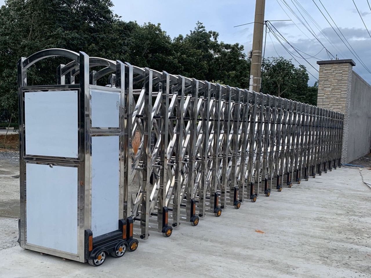 chi phí lắp đặt cổng xếp inox